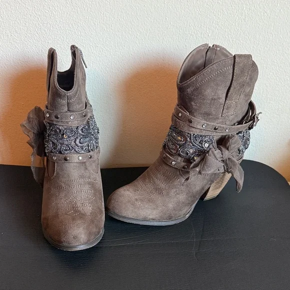Not Rated Sz 8.5 Embellished Taupe Ankle Boots - Picture 8 of 9